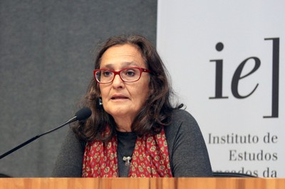 Ana Fani Alessandri Carlos abre o evento e apresenta as expositoras