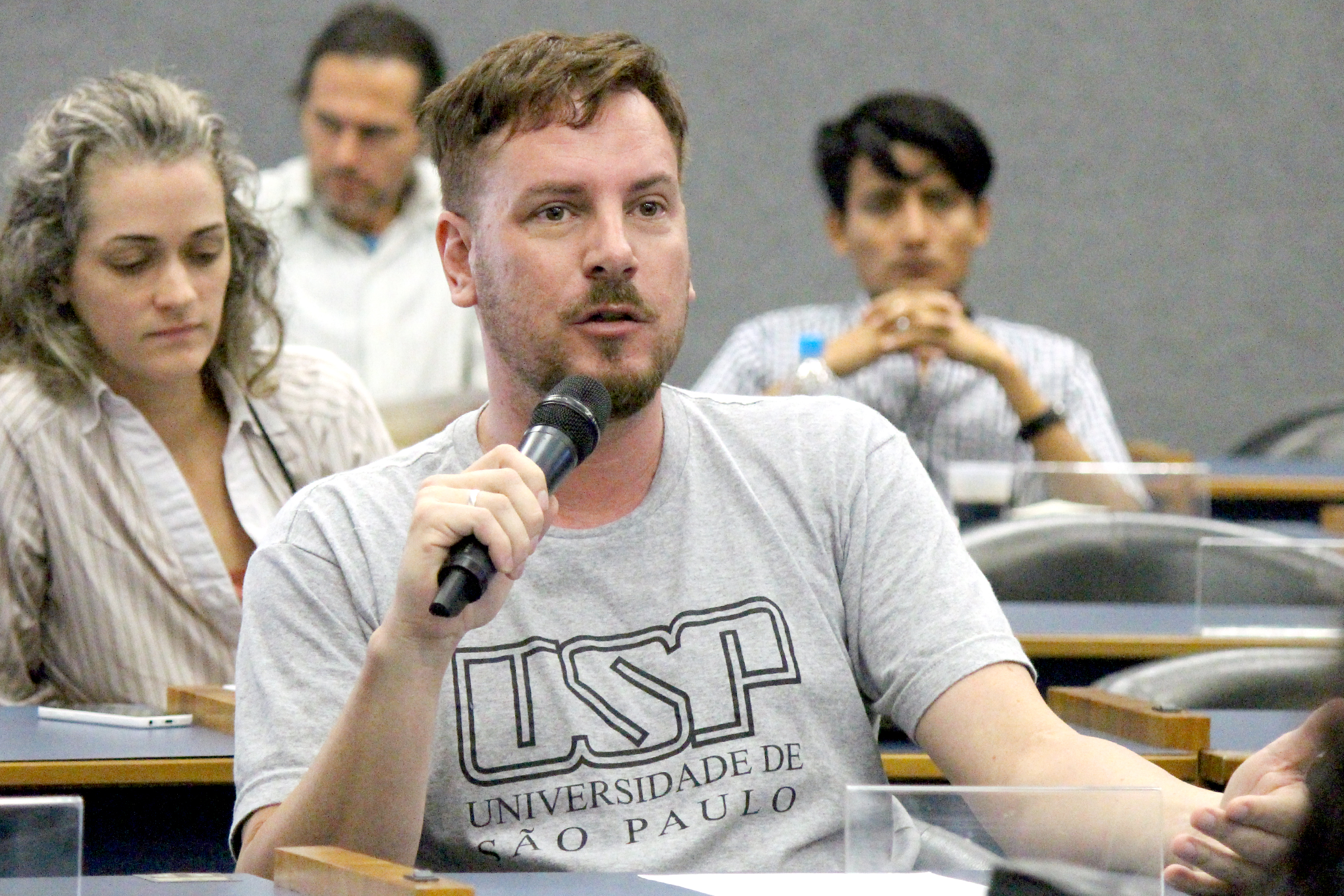 Participante do público faz perguntas durante o debate