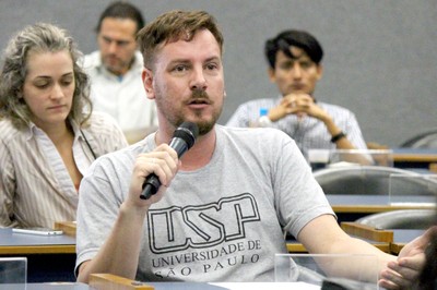 Participante do público faz perguntas durante o debate