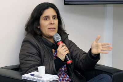 Participante do público faz perguntas durante o debate
