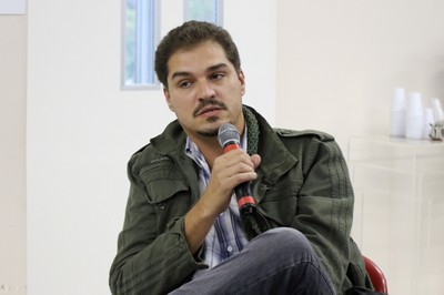 Participante do público faz perguntas durante o debate