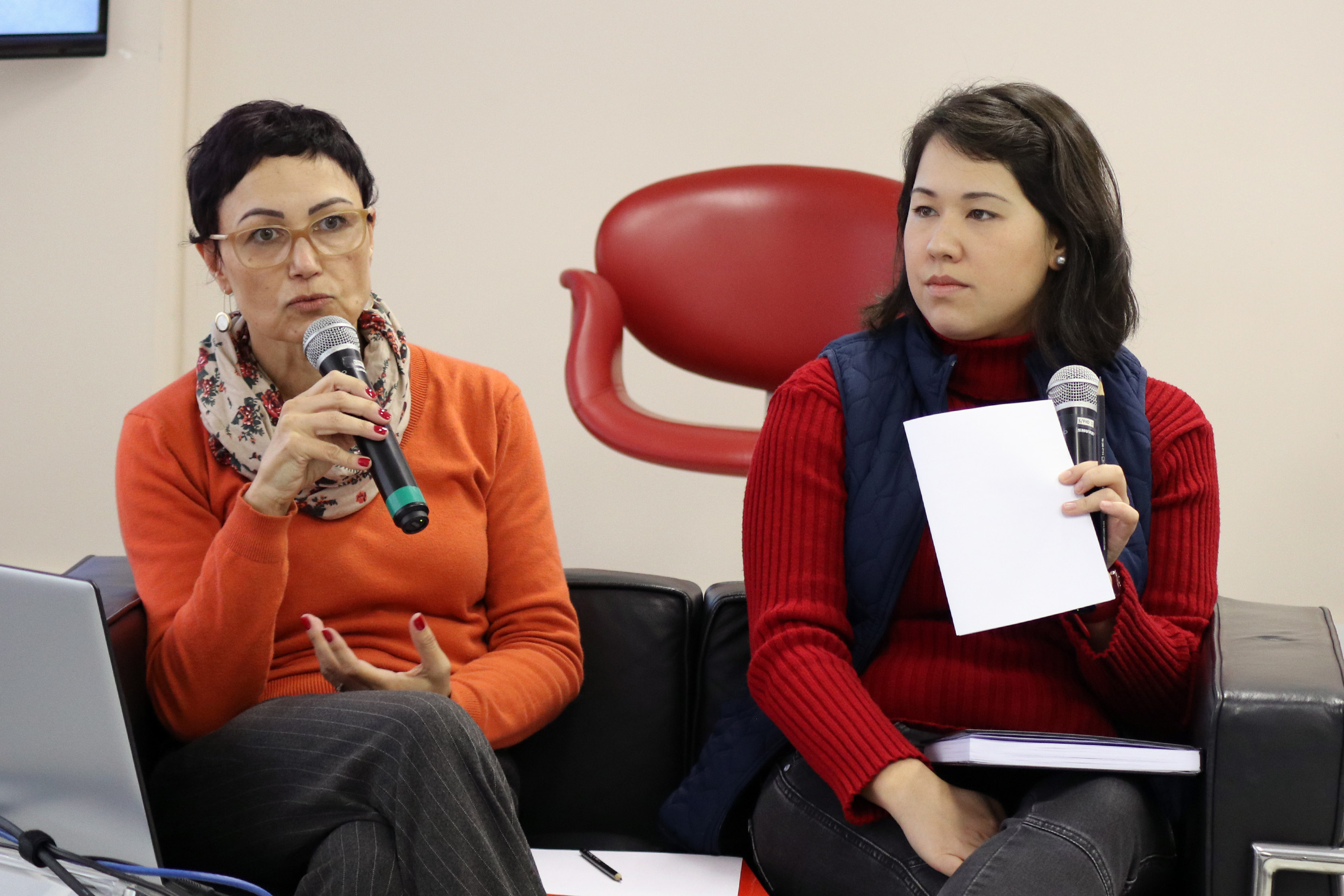 Valéria de Marcos  e Angélica Campos Nakamura 
