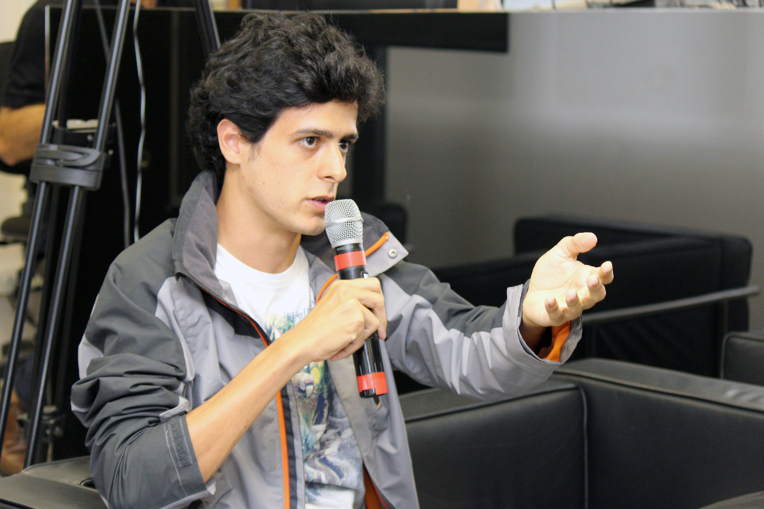 Participante do público faz perguntas aos expositores
