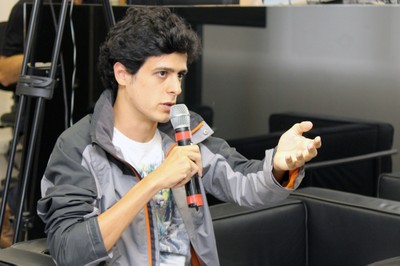 Participante do público faz perguntas aos expositores