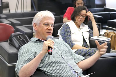 Participante do público faz pergunta durante o debate