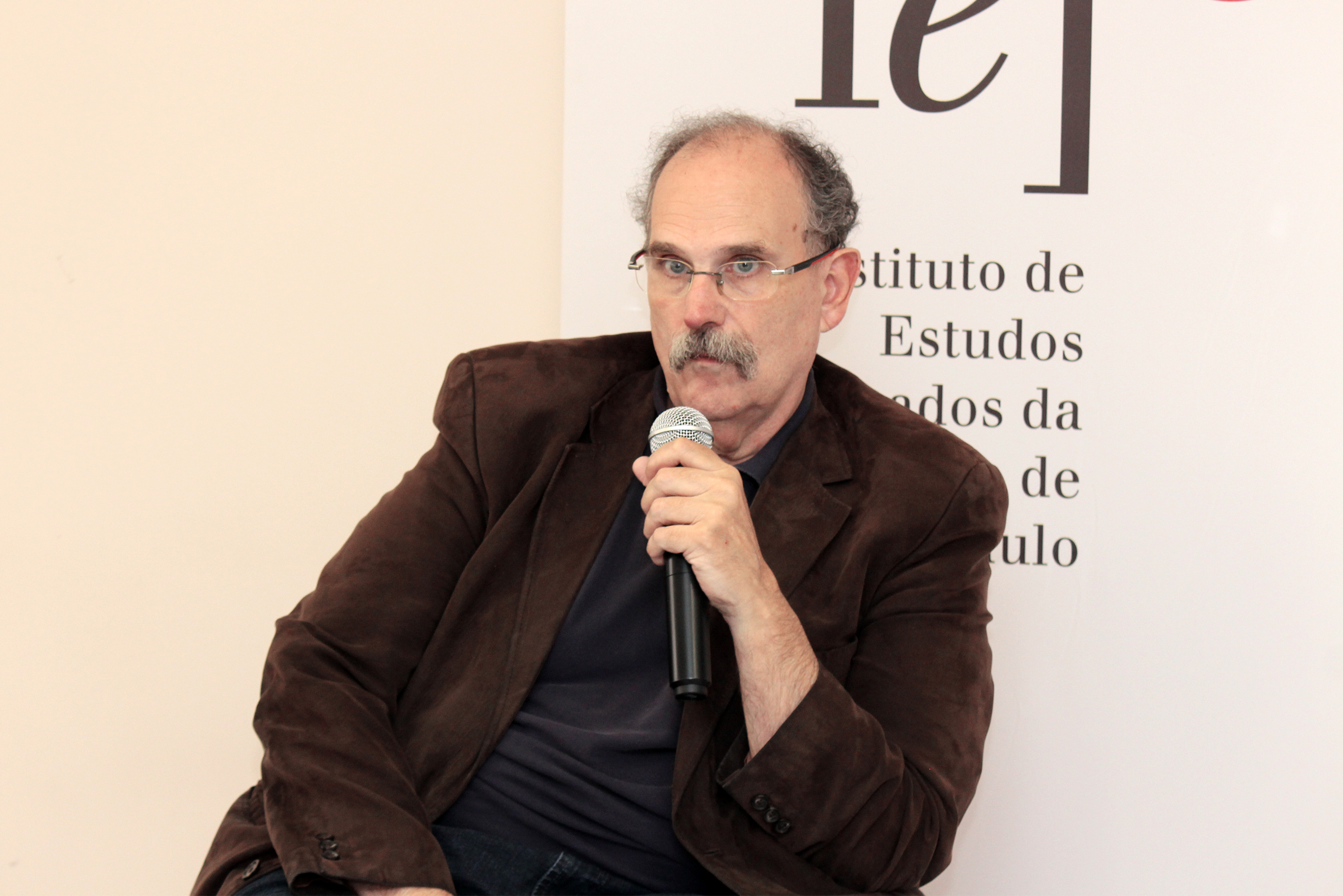 Glauco Arbix abre o evento e apresenta o expositor