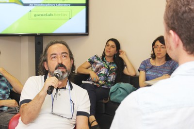 Gilson Schwartz faz pergunta a Stein durante o debate