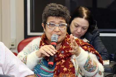 Participante do público faz perguntas durante o debate