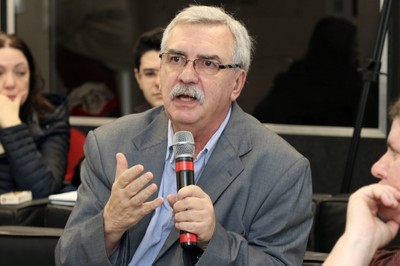 Participante do público faz perguntas durante o debate