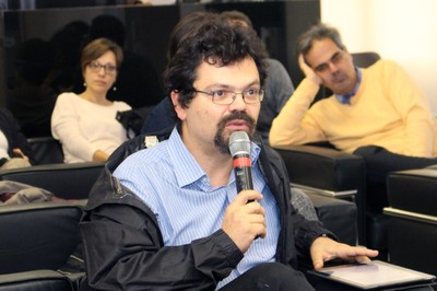 Participante do público faz perguntas aos expositores