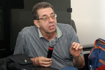 Participante do público faz perguntas aos expositores