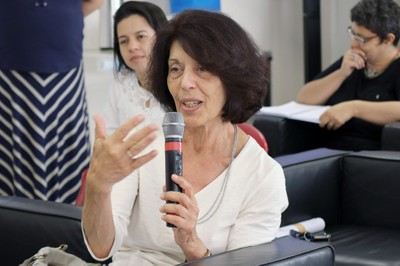 Maria Amélia Dantes faz perguntas ao expositor