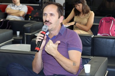 Participante do público faz perguntas ao expositor