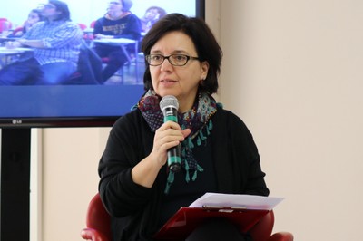 Isis Baldini Elias apresenta os expositores