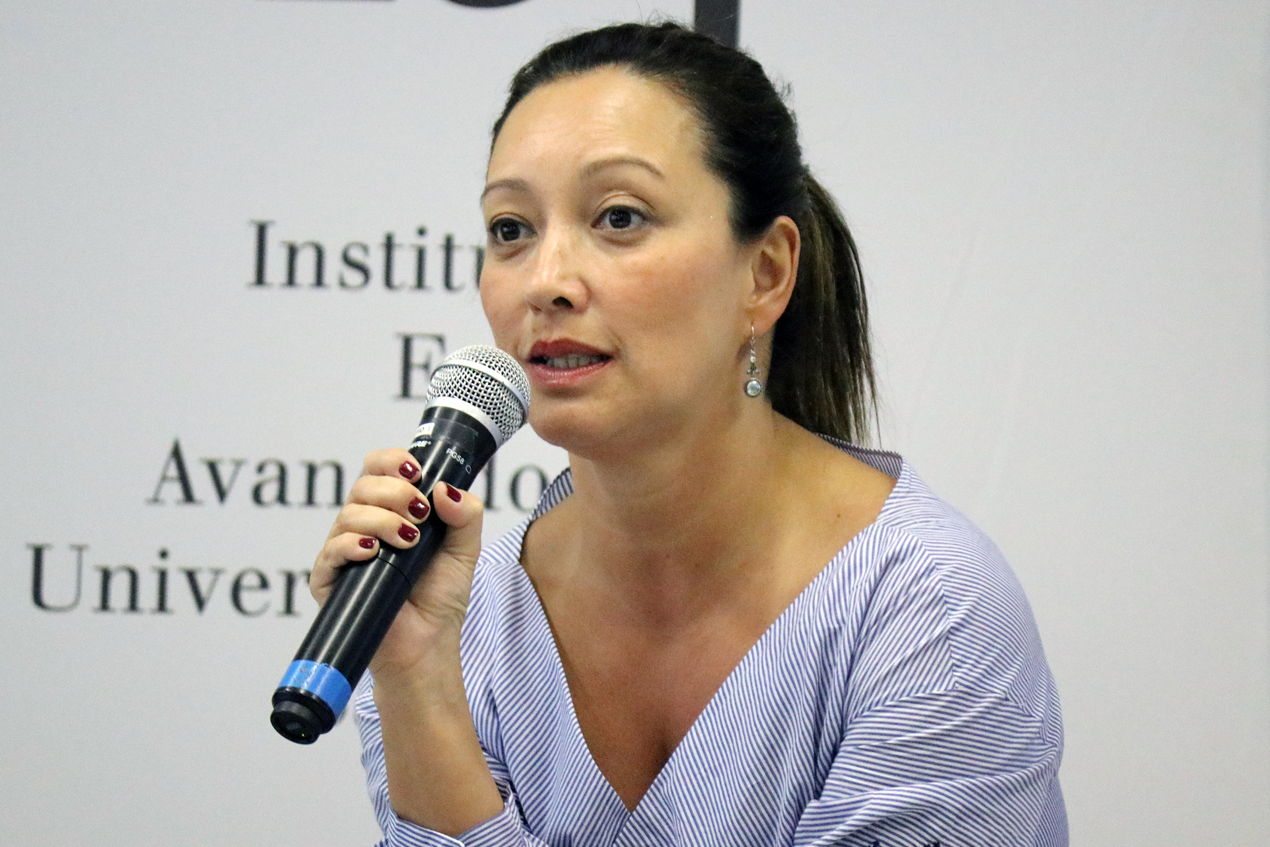 Marisa Midori Deaecto abre o evento e apresenta o expositor