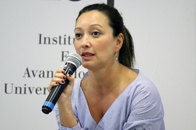 Marisa Midori Deaecto abre o evento e apresenta o expositor