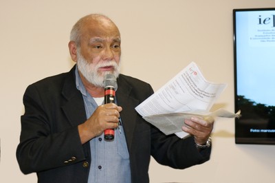 Participante do público fala durante o debate