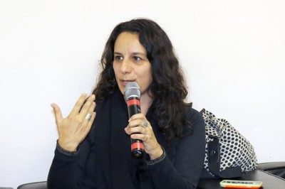 Participante do público faz perguntas durante o debate