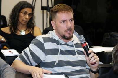 Rodrigo Fernandes Paes faz perguntas ao expositor