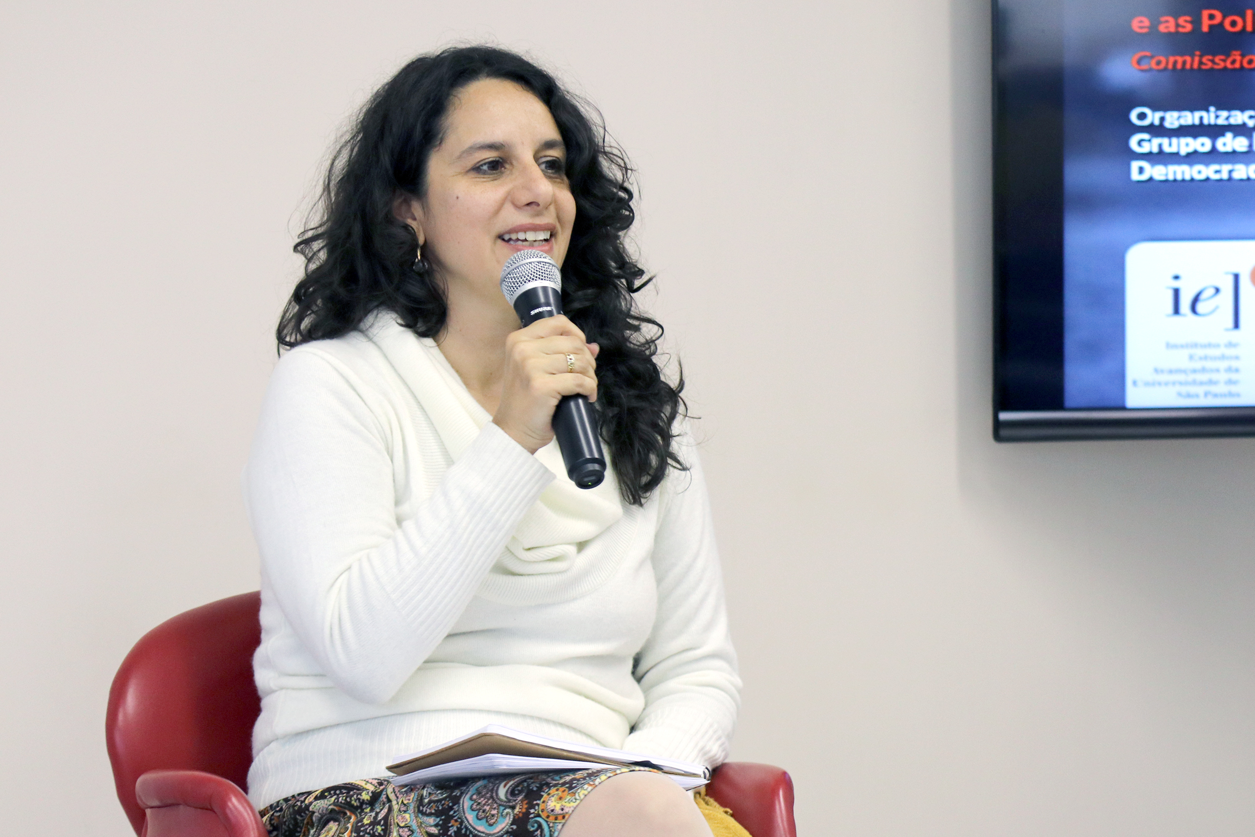 Liniane Haag Brum apresenta o expositor