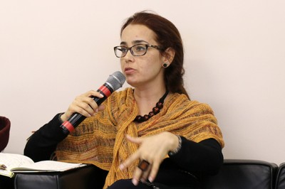 Alessandra Lopes Camargo faz perguntas ao expositor