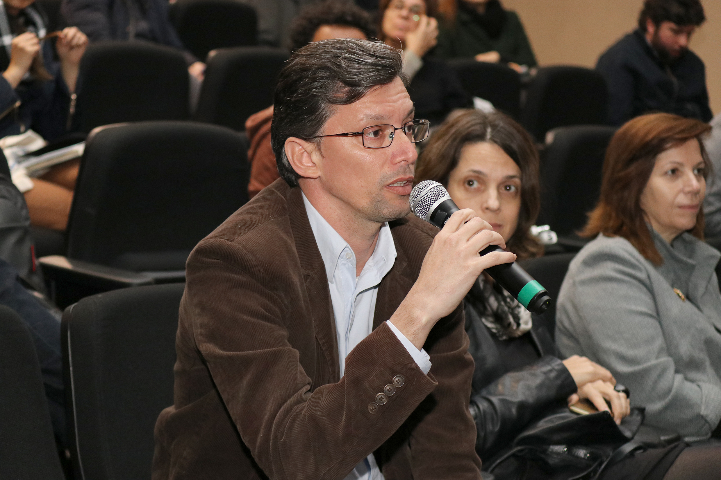 Participante do público faz perguntas aos expositores