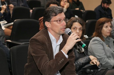 Participante do público faz perguntas aos expositores