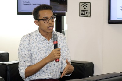 Djonathan Gomes Ribeiro faz perguntas durante o debate