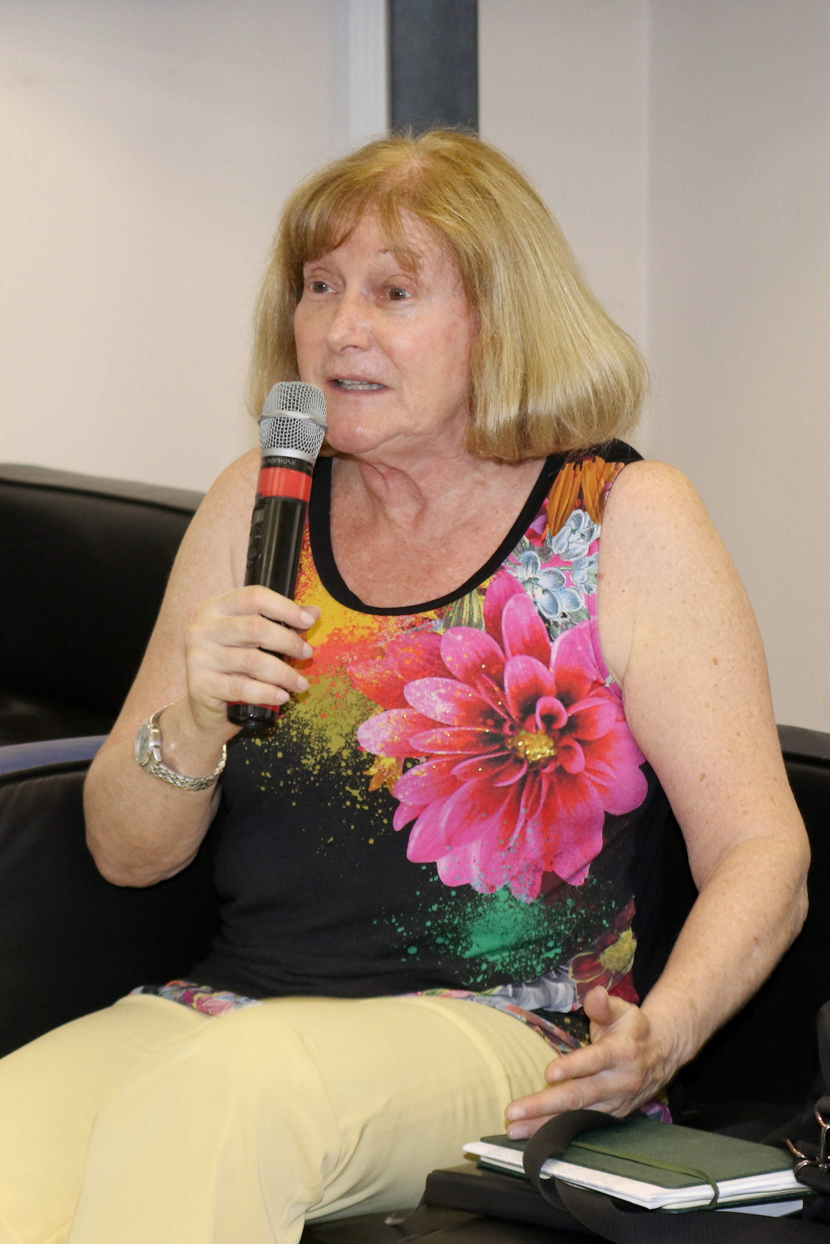 Suzana Pasternak fala durante o debate