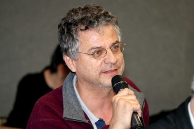Edmilson dos Santos faz perguntas aos expositores durante o debate
