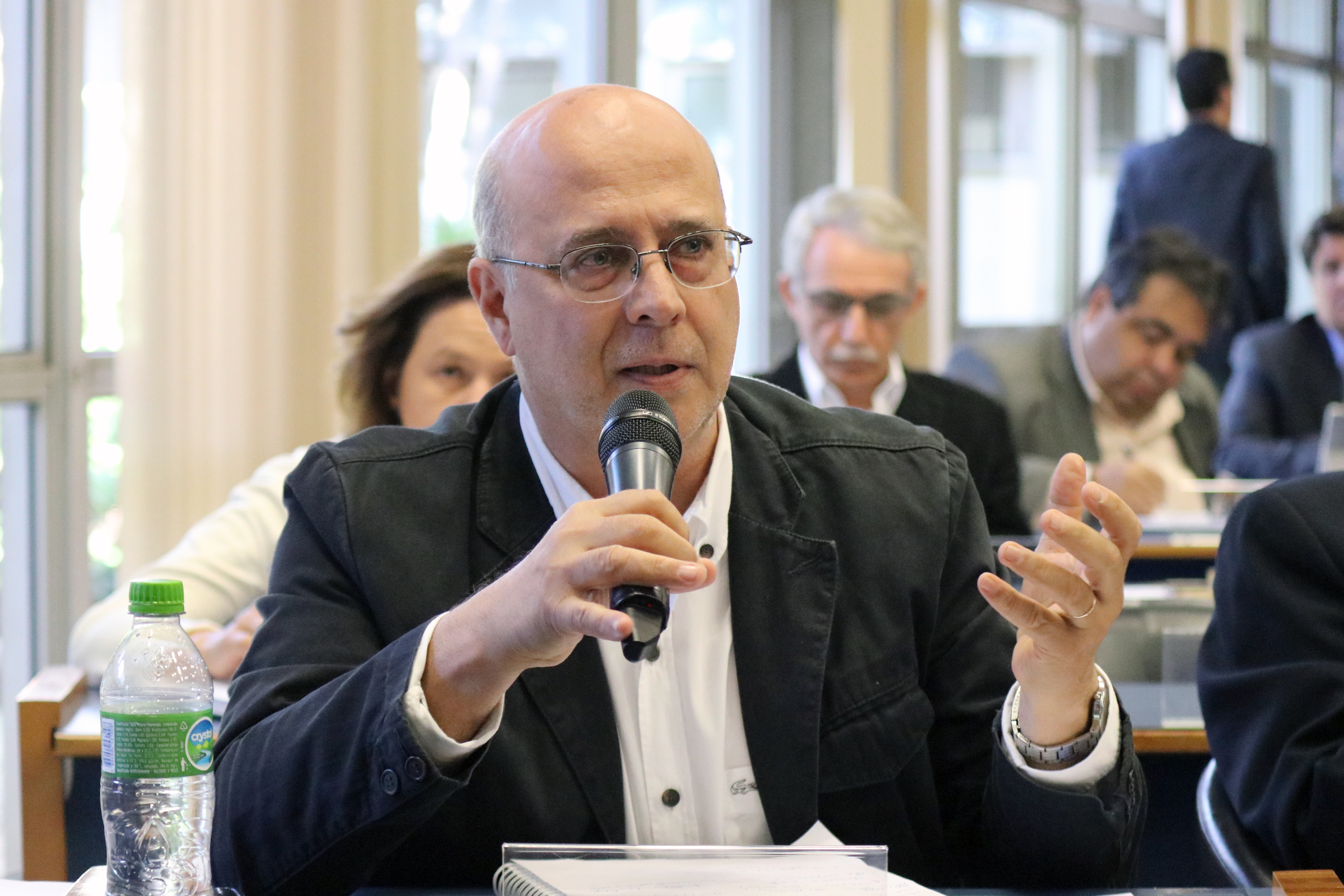 Vanderlei Salvador Bagnato fala durante o debate