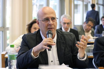 Vanderlei Salvador Bagnato fala durante o debate