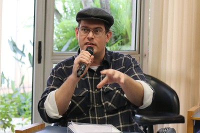 Participante do público faz perguntas durante o debate
