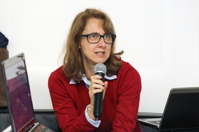 Sonia Maria Viggiani Coutinho faz perguntas aos expositores