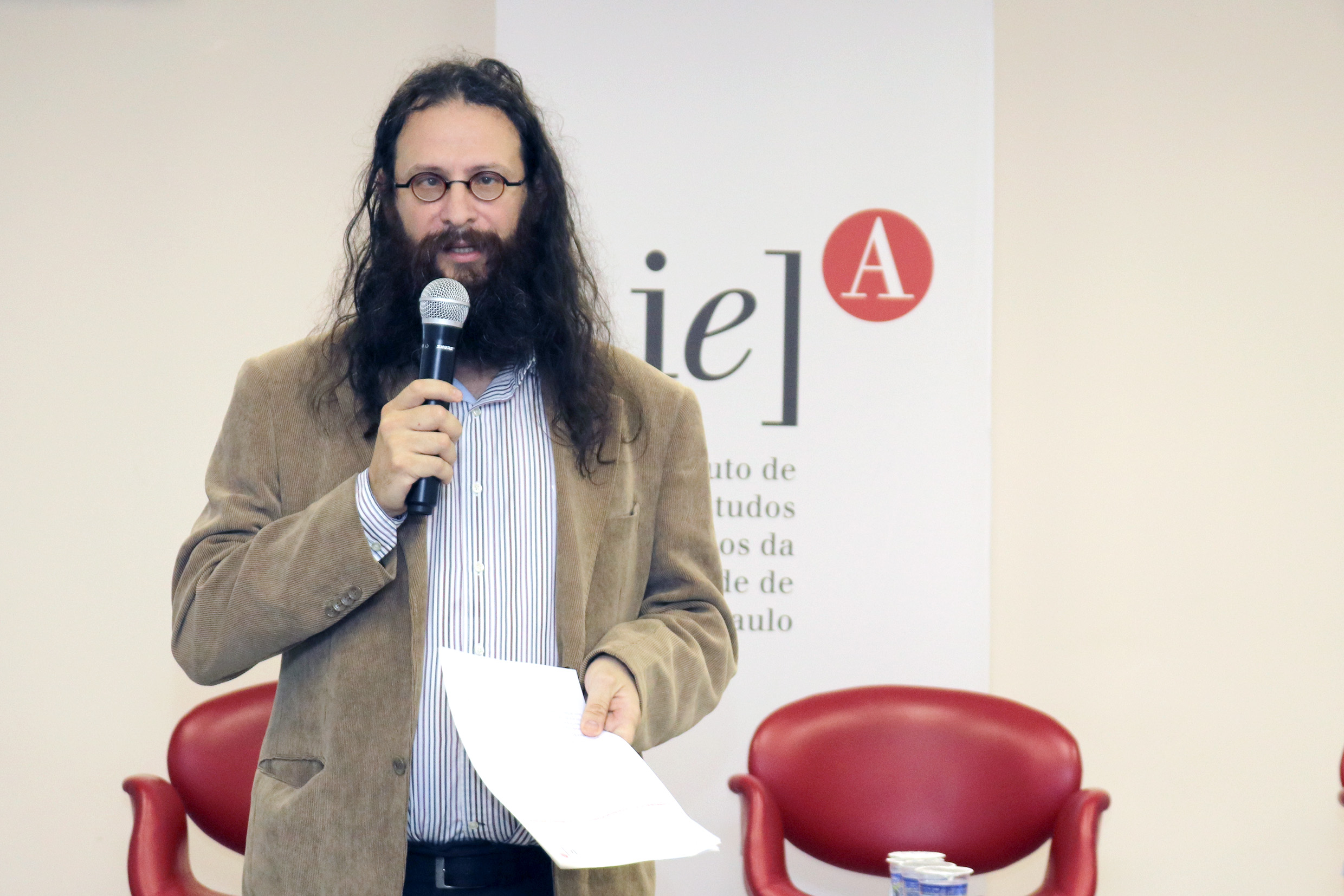 Alessandro Soares da Silva faz a abertura do evento e apresenta os expositores