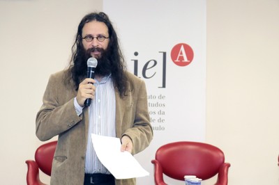 Alessandro Soares da Silva faz a abertura do evento e apresenta os expositores
