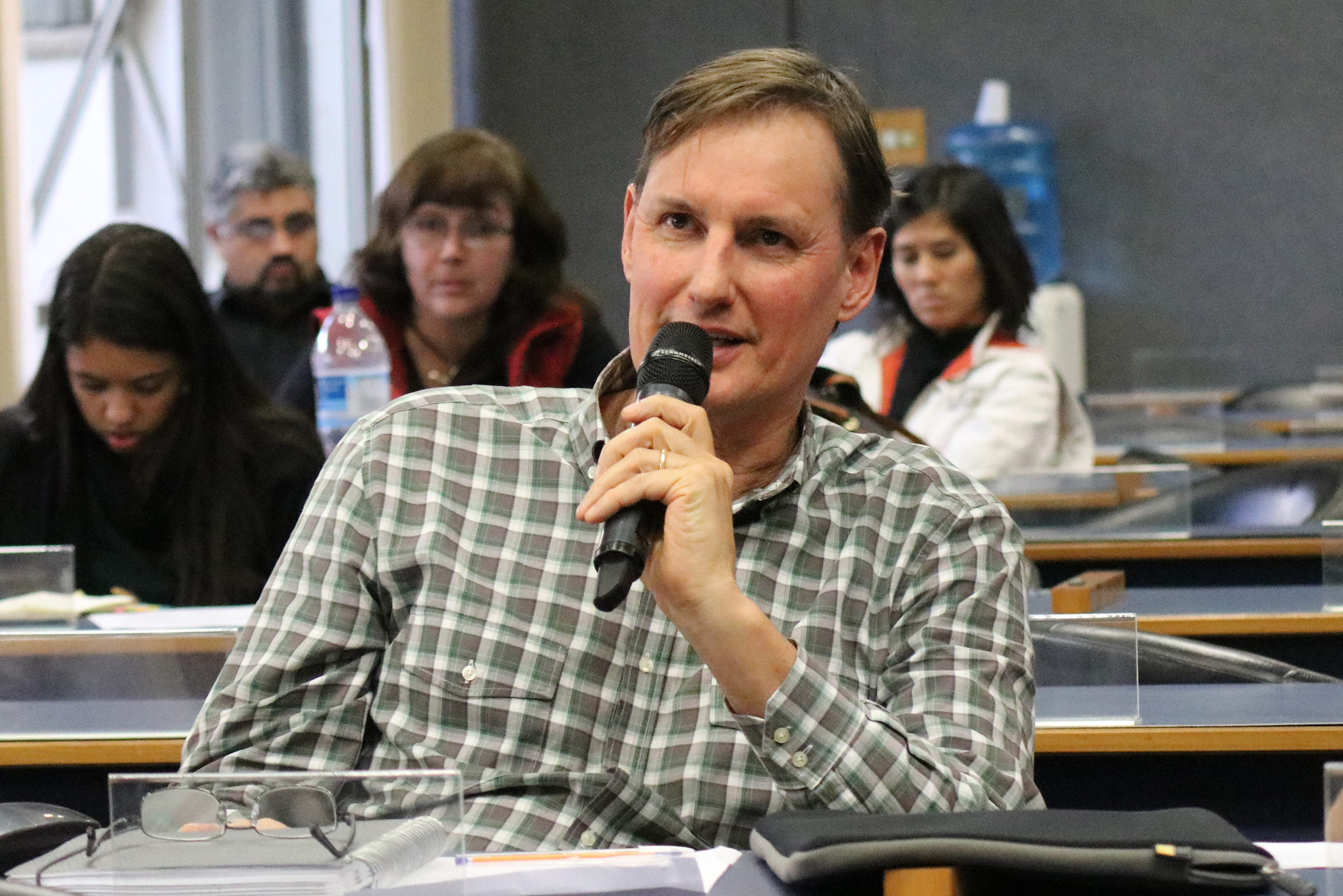 Participante do público faz perguntas durante o debate