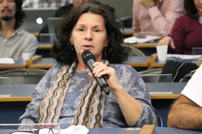 Participante do público faz perguntas durante o debate