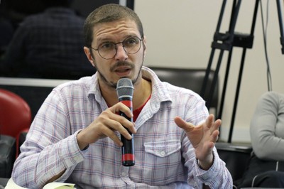 Participante do público faz perguntas a expositora