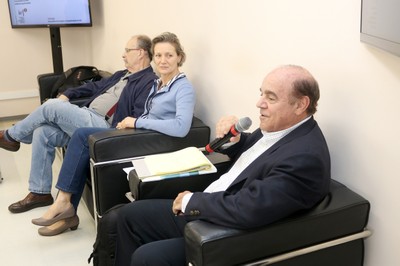 Integrante do público participa do debate