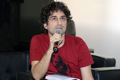 Participante do público fala durante o debate