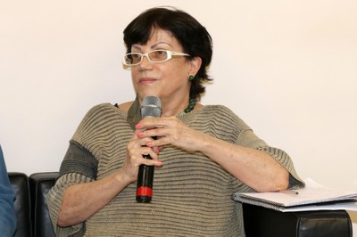 Participante do público faz perguntas aos expositores