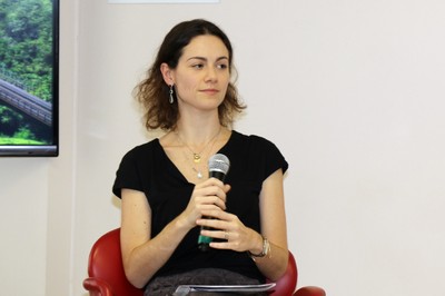 Carolina Mota abre o evento e explica a dinâmica do debate
