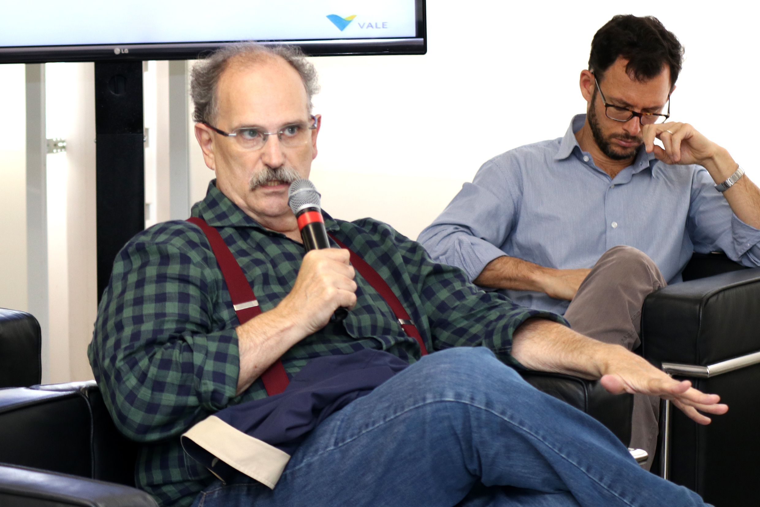 Glauco Arbix fala durante o debate