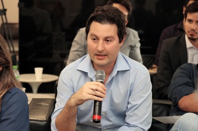 Participante do público faz perguntas aos debatedores