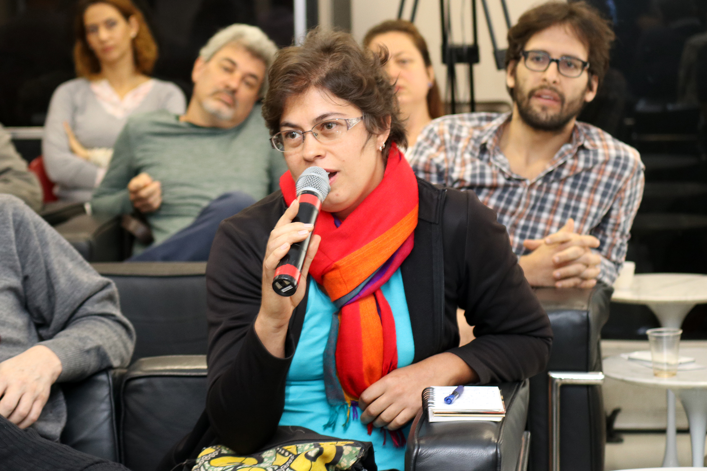 Participante do Público faz perguntas ao expositor
