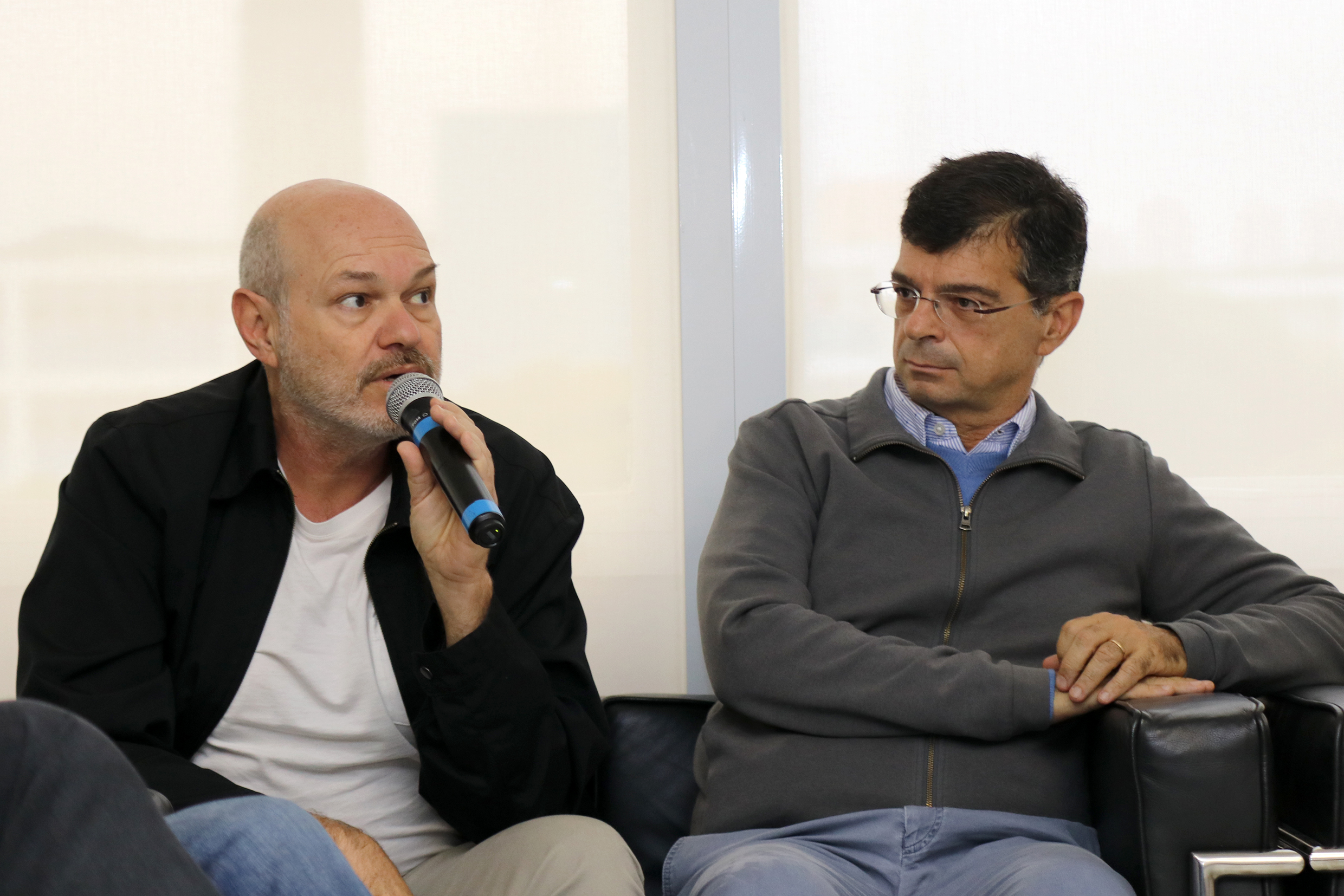 Participante do público faz perguntas durante o debate