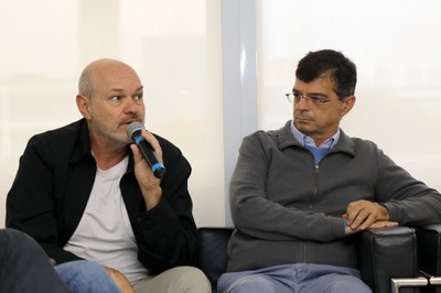 Participante do público faz perguntas durante o debate