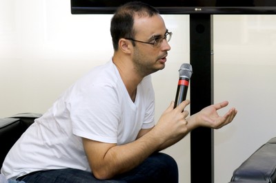 Diego Pinheiro de Menezes faz perguntas aos expositores