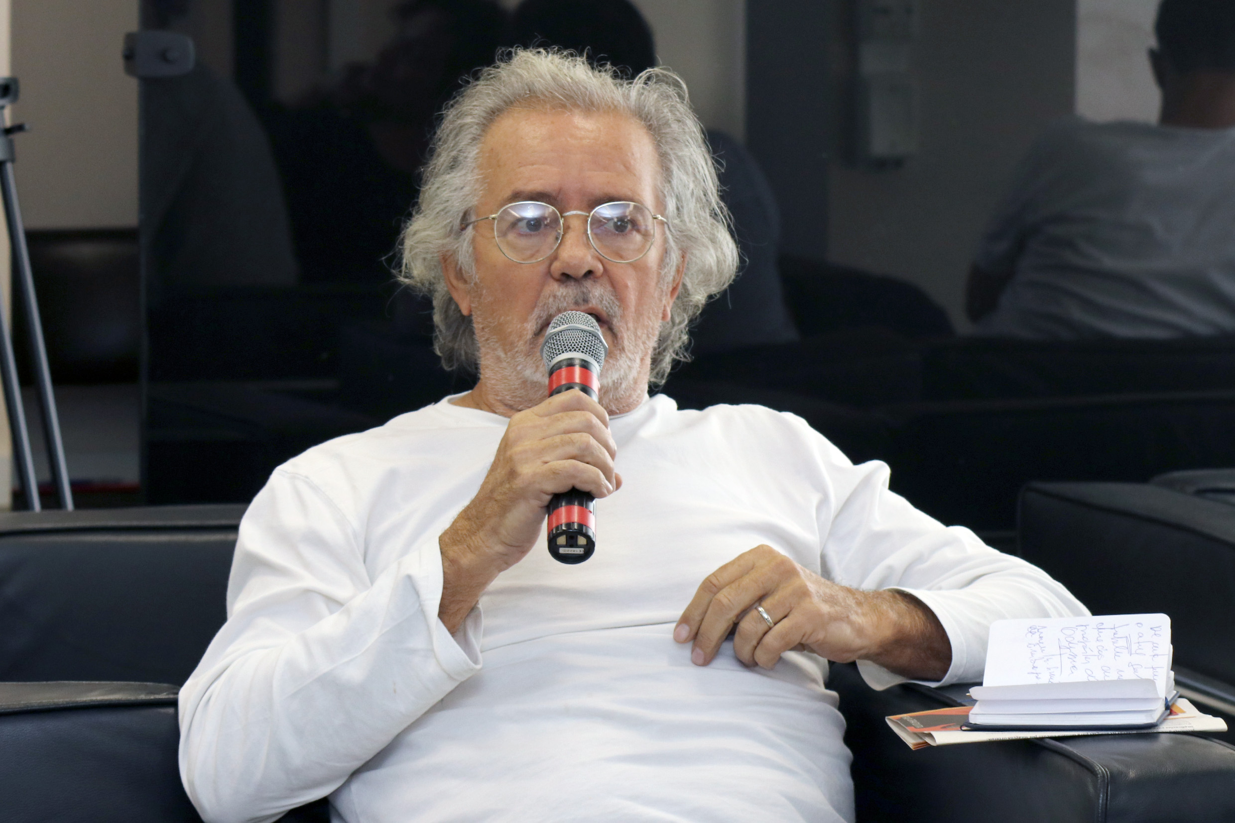Marcio Automare faz perguntas aos expositores durante o debate